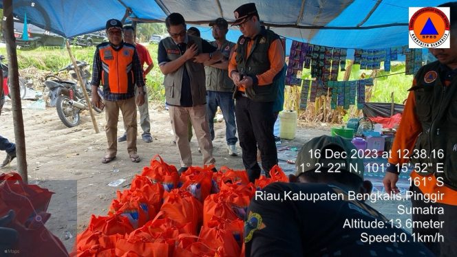 
 Teks poto: Kalaksa BPBD Provinsi M. Edi Syafrizal Bersama Kalaksa BPBD Bengkalis Sufandi saat menyerahkan bantuan sembako