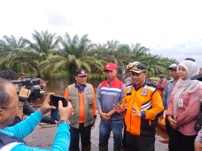
 Bagus Santoso bersama tim saat meninjau lokasi banjir