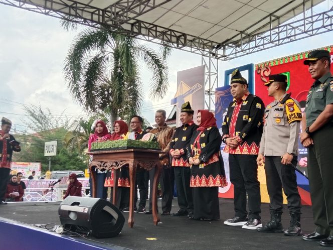 
 Bupati Bengkalis Kasmarni bersama Mantan Bupati Amril Mukminin saat memotonh tumpeng di acara HUT PUPR Ke 78