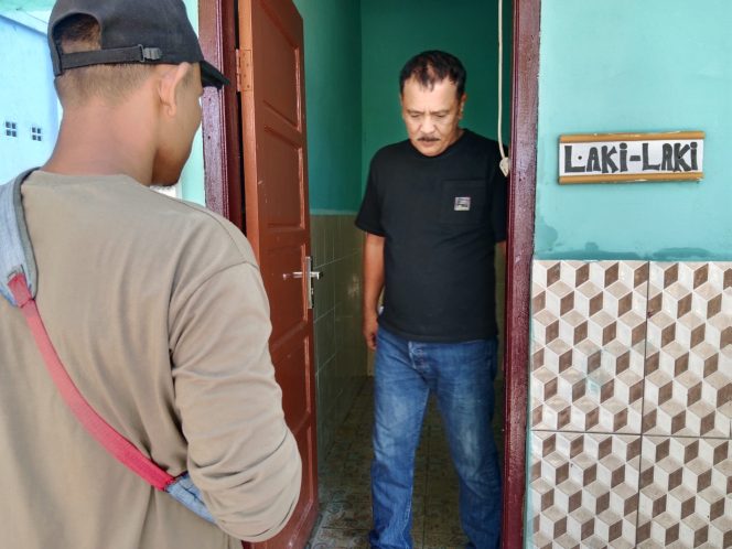 
 Kadis Parbudpora Edi Sakura saat melakukan pengecekan kebersihan di fasilitas umum Pantai Selat Baru