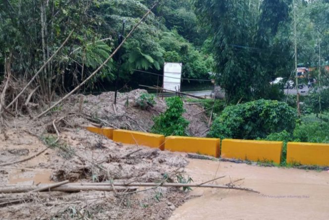 
 ? Longsor kembali terjadi di Jalan Lintas Sumatera Barat (Sumbar) - Riau, tepatnya di Kelok 17 Koto Alam, Kabupaten Lima Puluh Kota.(doc: mcr)