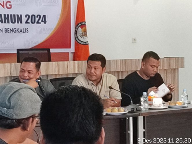 
 ? Ketua Bawaslu Kabupaten Bengkalis, Usman didampingi  Kordiv Penanganan Pelanggaran dan Data Informasi Budi Kurnalis dan Kordiv Pencegahan, Partisipasi Masyarakat, dan Hubungan Masyarakat, Ardi Suprianto saat Coffee Morning bersama Wartawan dan LSM Bengkalis.