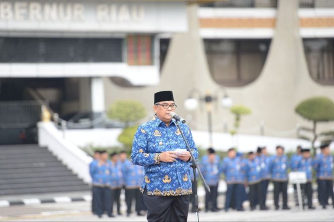 
 ? Gubri Edy Nasution saat memimpin apel bersama di Halaman Kantor Gubernur Riau, (doc: mcr)
