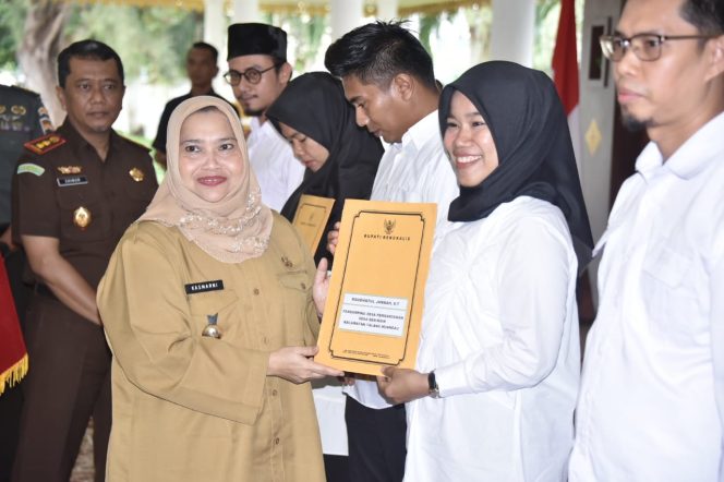 
 Bupati Bengkalis Kasmarni menyerahkan SK perpanjangan kontrak pendamping desa