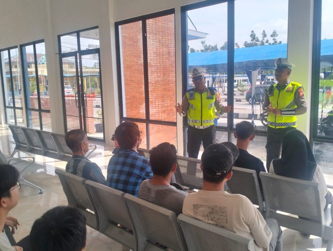 
 ? Satuan Lalu Lintas (Sat Lantas) Polres Bengkalis mengambil langkah preventif dengan melaksanakan Cooling System Pemilu kepada masyarakat di antrian Roro.