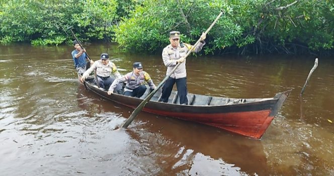 
 ? Kapolsek Bantan AKP Kasmandar Subekti beserta personil mendayung sampan menyusuri Sungai Liong.