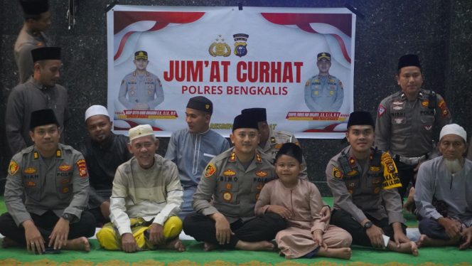 
 ? Kapolres Bengkalis AKBP Setyo Bimo Anggoro beserta jajaran Pejabat Utama (PJU) Polres Bengkalis menggelar kegiatan Jum’at Curhat di Masjid Istiqomah.