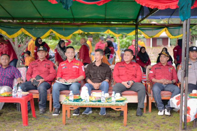 
 ? Staf Ahli Bupati Bidang Kemasyarakatan dan SDM Johansyah Syafri (baju hitam) mewakili Bupati Bengkalis pada acara peresmian Pasar Mingguan dan Gazebo di Desa Pambang Pesisir Kecamatan Bantan, Minggu (14/1/2024).