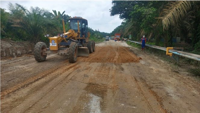 
 ? Perbaikan jalan di Kotabatak, Kabupaten Kampar, Riau oleh PT Pertamina Hulu Rokan (PHR) WK Rokan untuk memperlancar operasi migas dan memberikan manfaat bagi akses masyarakat.