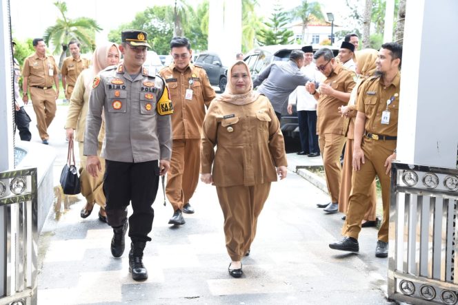 
 Bupati Bengkalis didampingi Kapolres Bengkalis saat masuki pendopo wisma daerah diacara penyerahan SK dai