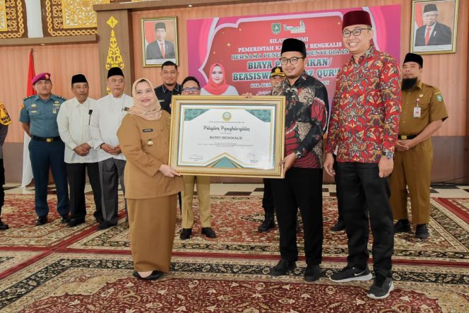 
 ? , Bupati Kasmarni menerima piagam penghargaan dari Dewan Dakwah Islamiyah Indonesia Provinsi Riau.