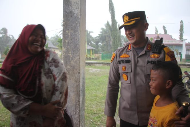 
 ? Kapolres Bengkalis AKBP Setyo Bimo Anggoro saat menyambangi warga terdampak banjir di Kecamatan Siak Kecil.