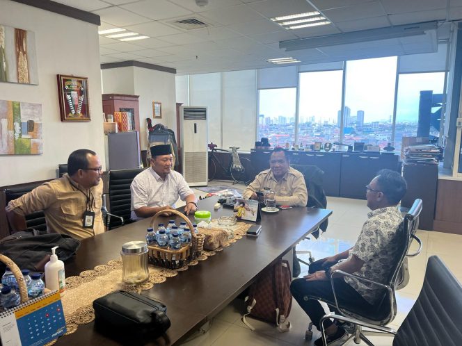 
 Kalaksa BPBD Drs Sufandi Bersama Sekda Bengkalis Dr. Ersan saat berdiskusi dengan Staf BPBD RI