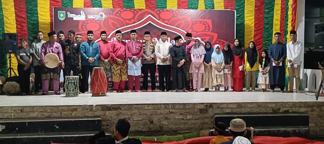 
 Asisten Bidang ekonomi dan pembangunan, Tohariddin bersama Kadis Parbudpora Edi Sakura serta para tokoh masyarakat di acara kenduri Ratib Tonggak