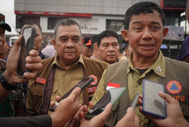 
 ? Kepala BNPB Pusat, Letjen TNI Suharyanto didampingi Gubernur Riau (Gubri) Edy Natar Nasution saat meninjau posko pengungsian banjir di Rumbai, Pekanbaru.