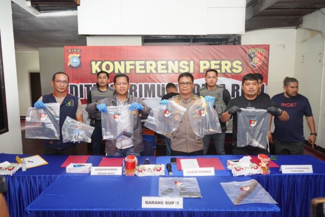 
 ?  Direktur Reserse Kriminal Umum Kombes Asep Darmawan saat menggelar Konferensi Pers. (Doc: mcr)