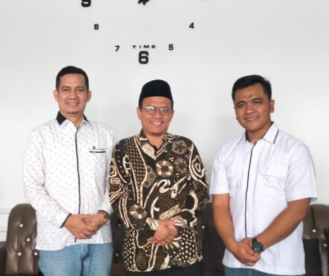 
 Khairul Umam tengah bersama anggota DPRD fraksi PKS 