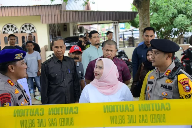 
 ? Bupati Bengkalis Kasmarni saat melakukan peninjauan di salah satu lokasi TPS.