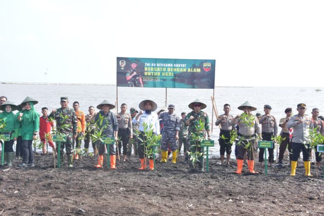 
 ? Asisten I Andris Wasono bersama para Forkopimda tanam pohon mangrove di Pantai Desa Deluk Kecamatan Bantan.