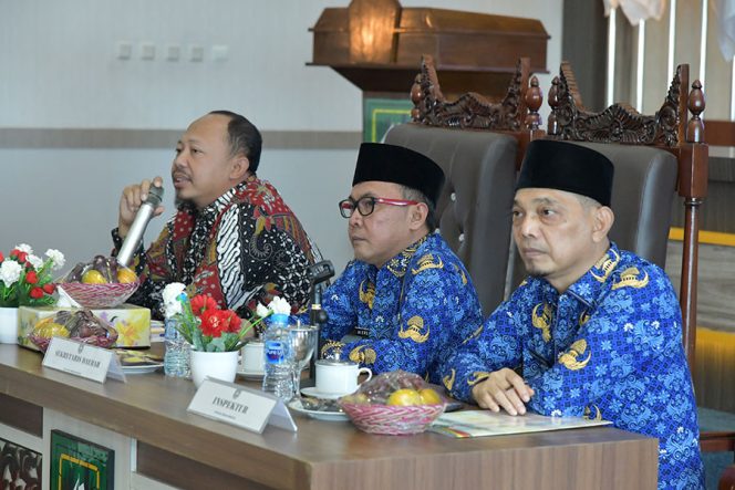 
 ? Ketua Tim BPK RI Perwakilan Riau, Arnawan Hendy Prabawa saat penyampaiannya pada kegiatan Entry Briefing di Ruang Dang Merdu Lantai IV Kantor Bupati Bengkalis, Senin (19/2/2024).