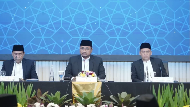 
 ? Menteri Agama RI, Yaqut Cholil Qoumas (tengah).