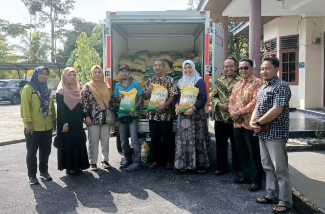 
 Kepala DKP Susi hartati saat mengadakan kegiatan beras murah di kecamatan Bantan