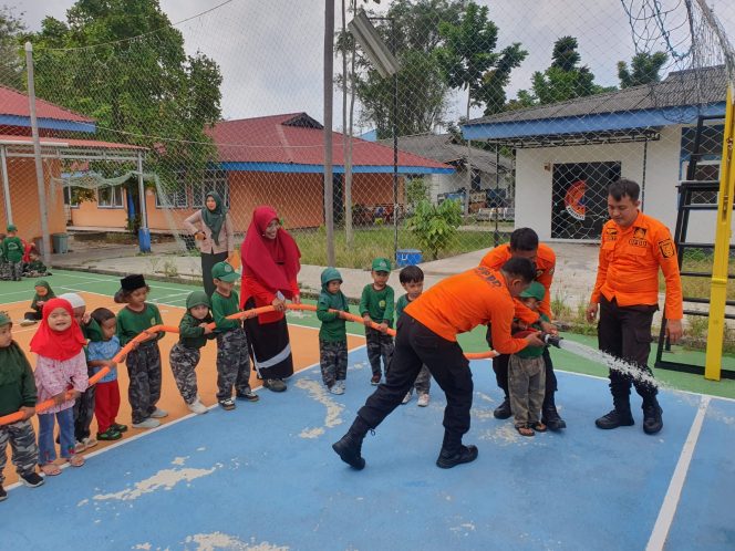 
 Tim rescue saat melakukan simulasi alat pemadam kebakaran
