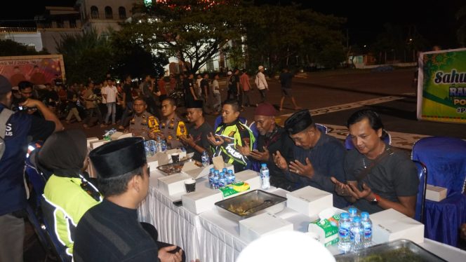 
 ? Kapolres Bengkalis, AKBP Setyo Bimo Anggoro, S.H, S.I.K, M.H, (jaket hijau lis hitam) saat giat sahur keliling bersama personil dan masyarakat.