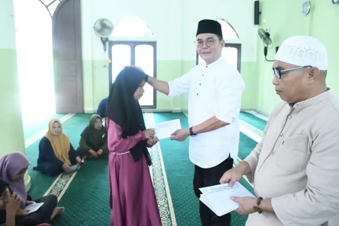 
 ? Ketua Yayasan Jum'at Bersedekah, Dr. H. Suwarto yang juga Kepala Dinas Komunikasi, Informatika dan Statistik (Diskominfotik) Kabupaten Bengkalis.