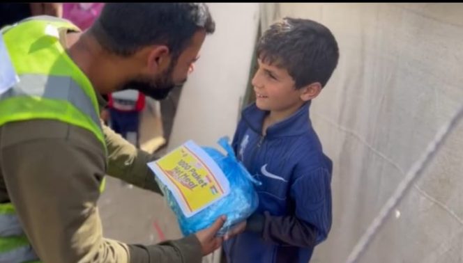 
 Anggota Kombatpol saat menyerahkan makanan ke warga gaza