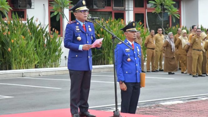 
 ? Sekretaris Daerah, dr. Ersan Saputra, bertindak sebagai Inspektur Upacara (Irup), mewakili Bupati Bengkalis, Kasmarni saat Upacara Peringatan Hari Ulang Tahun (HUT) ke-105 Damkar.
