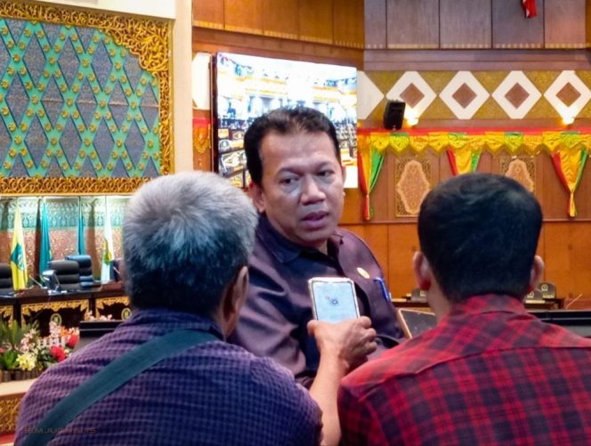 
 ? Direktur Rumah Sakit Jiwa (RSJ) Tampan, Zainal Arifin saat berada di Ruang Rapat Paripurna DPRD Provinsi Riau.(sumber/doc: MCR)