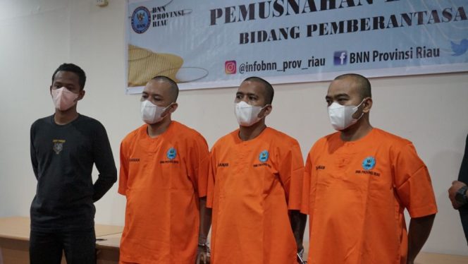 
 📸 Ketiga pelaku pengedar narkoba yang diamankan BNN Riau.(Doc. MCR)