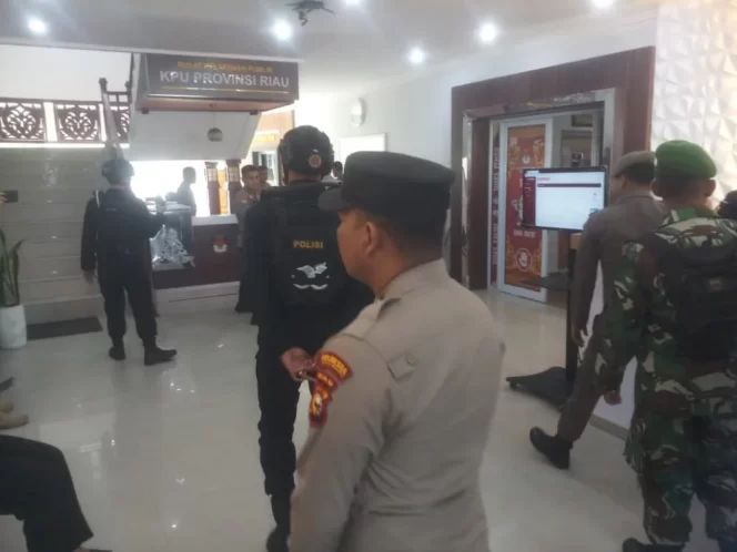 
 ? Polda Riau Intensifkan Pengamanan Formulir C1.(Sumber: MCR)