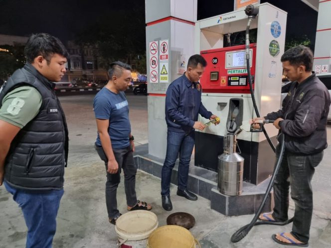 
 ? Unit Tipidter Satreskrim Polresta Pekanbaru saat melakukan pengecekan  di SPBUdi Jalan Arifin Ahmad, Pekanbaru.(sumber/doc: mcr)
