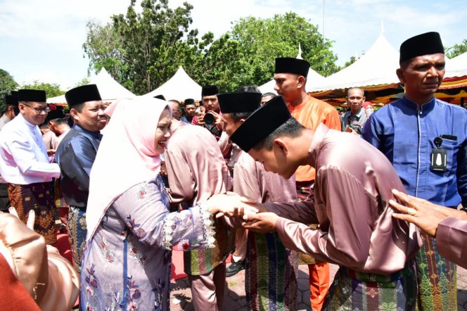 
 ? Bupati Bengkalis, Kasmarni melepas kontingen Kafilah Kabupaten Bengkalis yang akan mengikuti MTQ ke-42 tingkat Provinsi Riau, di Kota Dumai.