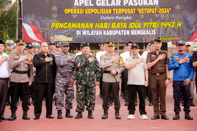 
 ? Wabup Bagus Santoso (3 dari kanan) Hadiri Apel Gelar Pasukan Operasi Ketupat Lancang Kuning Tahun 2024.