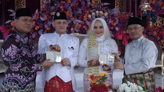 
 ? Wabup H Bagis Santoso bersama Bupati Kuansing Dr Suhardiman Amby jadi saksi pernikahan Winda Novita Sari,SE Binti Zulkifli dan Muhammad Subhan,M.Ed.