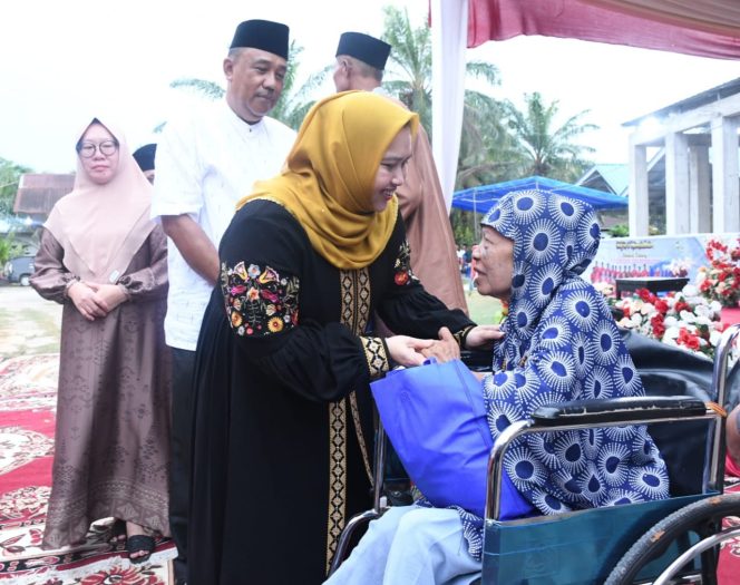 
 ? Bupati Bengkalis Kasmarni menyerahkan bantuan kepada masyarakat saat Safari Ramadhan 1445H di Kecamatan Bukit Batu.