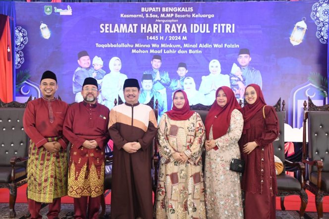 
 ? Bupati Bengkalis, Kasmarni (3 dari kanan) bersama suami foto bersama OPD dilingkungan Pemkab Bengkalis saat Open House di Wisma Sri Mahkota.