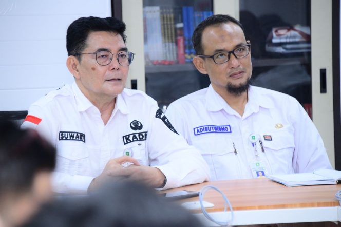 
 ? Kepala Dinas Kominfotik Bengkalis, Suwarto (kiri).