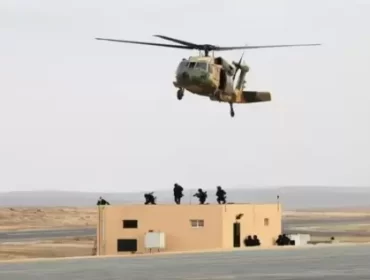 Helikopter Amerika saat akan mendarat di pangkalan udara Israel