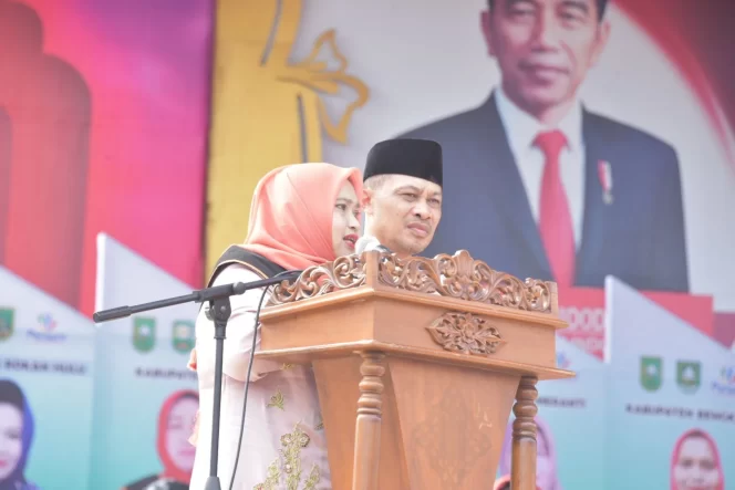 
 ? Bupati Bengkalis Kasmarni didampingi Wabup H Bagus Santoso saat penyampaiannya  pada acara perhelatan Porseni IGTKI Dan PGRI Se-Riau