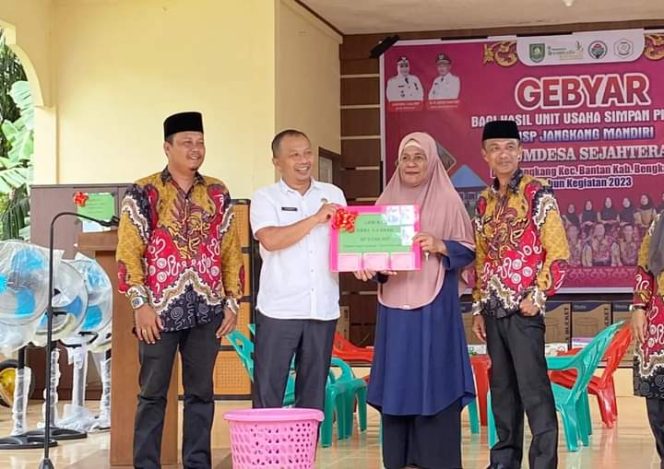 
 Kabid P2M Tarmizi bersama Direktur BUMDes Irzan serta Pj Kades Al Amin saat menyerahkan hadiah