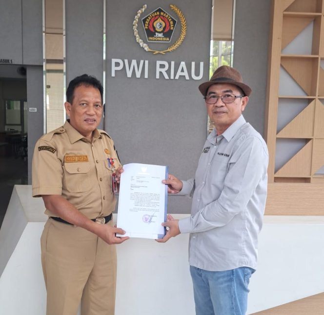 
 Ketua PWI RIAU, Raja Hisyam saat menerima surat dukungan dari Pemrov Riau