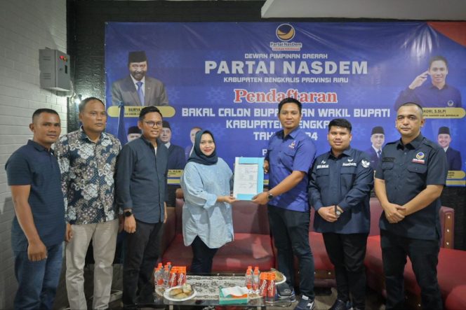 
 Bupati Bengkalis Kasmarni saat menyerahkan formulir penjaringan pendaftaran calon Bupati kepada Ketua Nasdem Askori