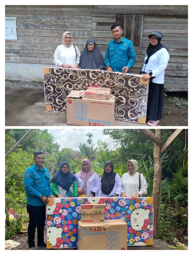 
 Pj. Kepala Desa Budiman, SE. MM saat menyerahkan bantuan kepada warga musibah kebakaran