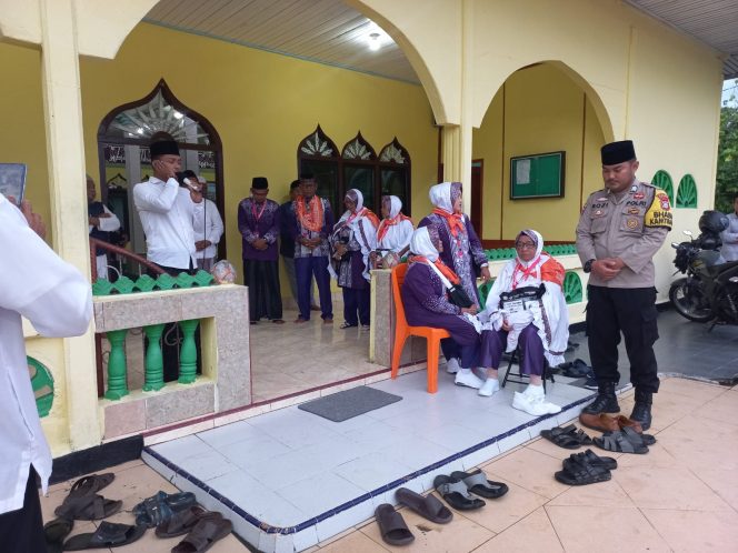 
 Sekretaris Desa, Masker saat menyampaikan sambutan dalam Pelepasan calon jamaah haji, Jumat (24/5) 