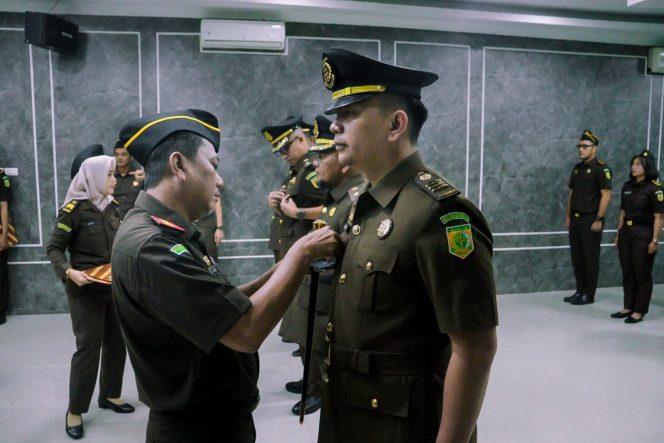 
 Kejari Zainur Arifin Syah saat menyematkan pangkat tanda pelantikan Seksi-seksi di lingkungan Kejari Bengkalis