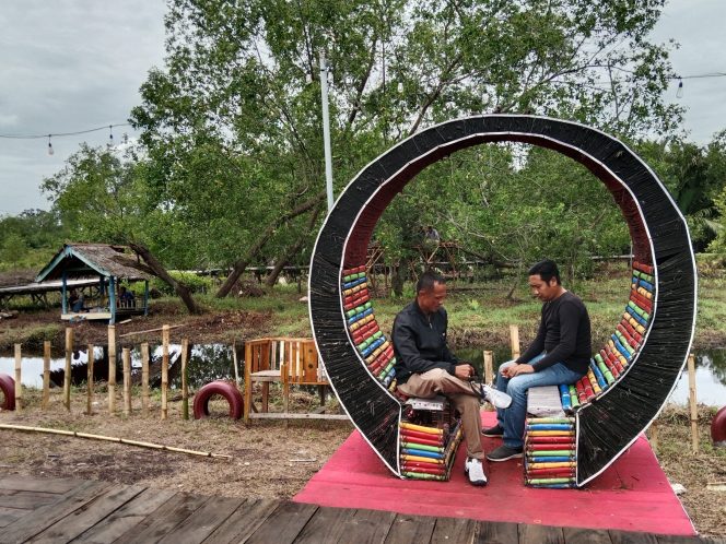 
 Pj. Kades Jangkang, Al Amin Sp. Bersama pendamping Desa di lokasi Eko wisata mangrove